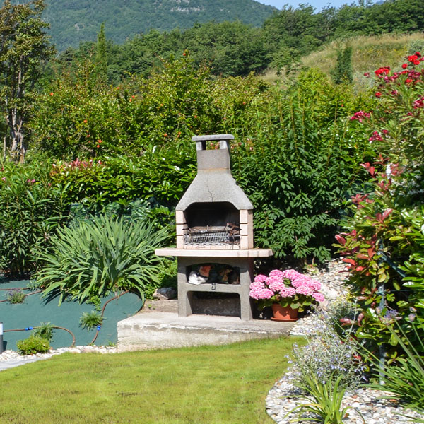 Giardino con barbecue